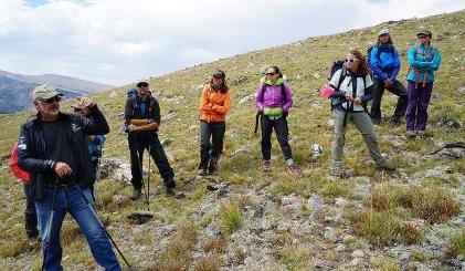 Dr. 布拉德•廷德尔 speaking to students on the ICCE expedition